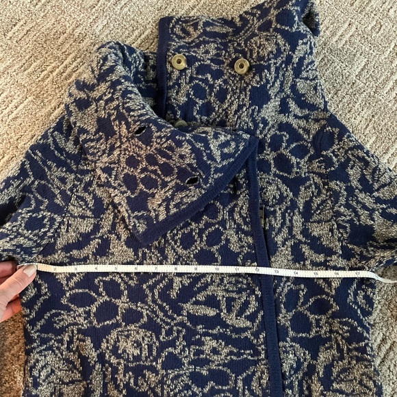 Beautiful brocade look knit sweater. - Picture 6 of 7